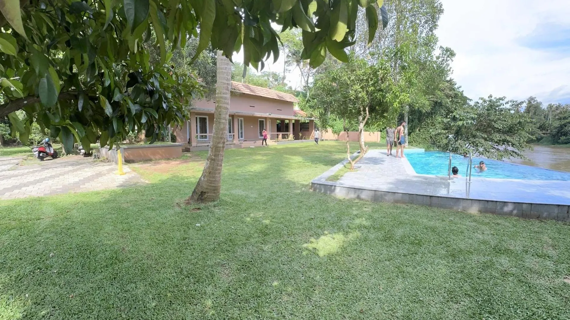 Theeram Riverside Holiday Home Māla